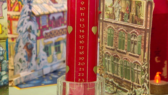 Mehrere alte Adventskalender liegen auf einem Tisch. © NDR 