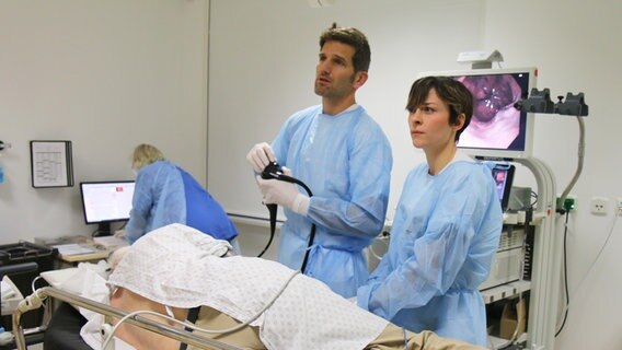 Assistenzärztin Rahel Meier und Oberarzt Malte Kasparek untersuchen einen Patienten. © NDR Foto: Sofia Tchernomordik