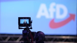 Eine Kamera filmt einen Redner auf einem Parteitag der Alternative für Deutschland. Im Hintergrund ist das Logo der Partei zu sehen © imago / Langer Eibner-Pressefoto Foto: Langer Eibner-Pressefoto