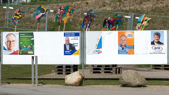 Wahlplakate zur Kommunalwahl SH 2023 © picture alliance / SULUPRESS.DE Foto: Torsten Sukrow