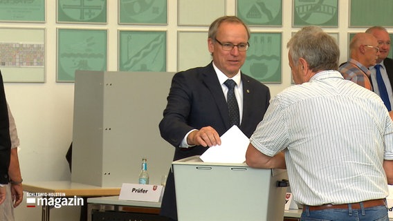 Arnulf Fröhlich (AfD) gibt einen Stimmzettel ab. © NDR 