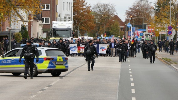 Eine Demonstration auf einer Straße die von Polizisten gesichert wird. © Daniel Friederichs Foto: Daniel Friederichs