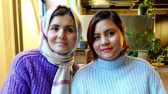 Nargis und ihre Schwester Shamsia sitzen gemeinsam in einem Café in Kiel. © NDR Foto: Maja Bahtijarević