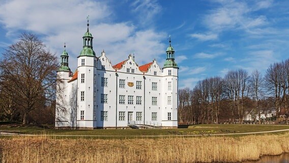 Schloss Ahrensburg, ein Herrenhaus im Stil der Renaissance in Schleswig-Holstein steht vor leicht bewölktem Himmel. © picture alliance / Zoonar Foto: Thorsten Schier