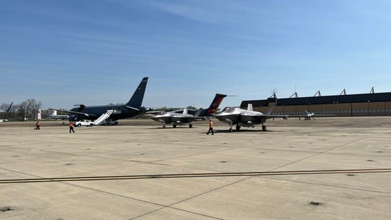 Mehrere Militär-Flugzeuge stehen auf einem Rollfeld © NDR Foto: Jörg Jacobsen