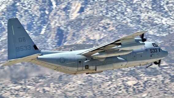 Eine C-130 überfliegt ein Gebiet. © IMAGO / ZUMA Wire 