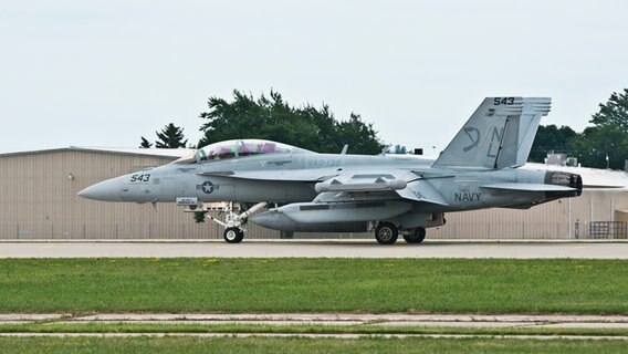 Die EA-18 Growler auf einer Landebahn. © IMAGO / Universal Images Group 