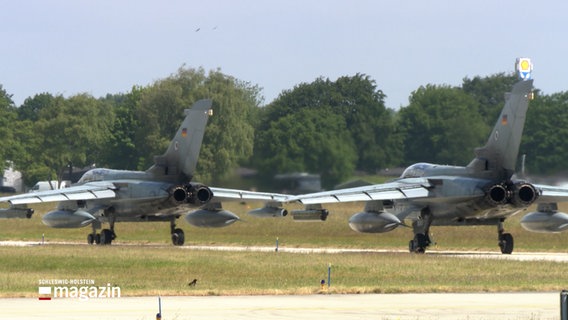 Zwei Militärflugzeuge fahren auf einem Rollfeld hintereinander © NDR Foto: NDR Screenshots