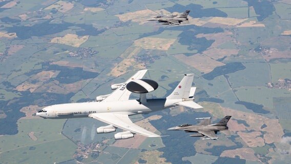 Militärische Flugzeuge der NATO fliegen am Himmel. © Luftwaffe 