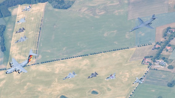 Militärische Flugzeuge der Bundeswehr fliegen am Himmel. © Luftwaffe 