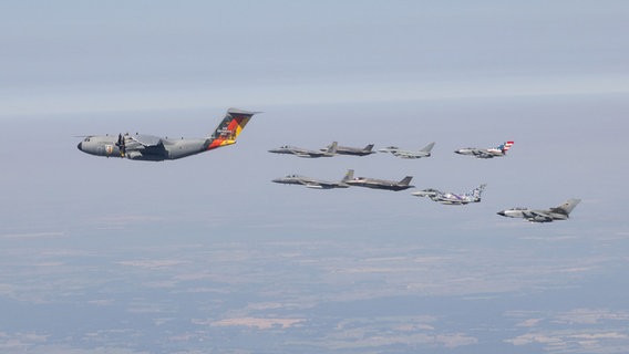 Militärische Flugzeuge der Bundeswehr fliegen am Himmel. © Luftwaffe 