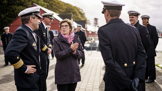 Annegret Kramp-Karrenbauer spricht bei ihrem Besuch in der Marineschule mit Offiziersanwärtern. © dpa-Bildfunk Foto: Alex Heimken