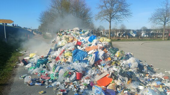 Ein brennender Müllhaufen auf einem Parkplatz. © Zweckverband Ostholstein Foto: Zweckverband Ostholstein
