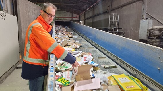 ZVO-Betriebsleiter Rainer Korten vor einem Müll-Förderband. © Julian Marxen Foto: Julian Marxen