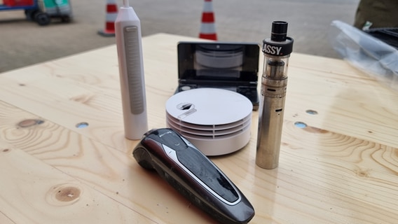 Ein Rasierapparat, eine E-Zigarette und eine elektrische Zahnbürste liegen auf einem Tisch. © Julian Marxen Foto: Julian Marxen