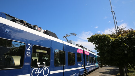 Ein Akkuzug steht im freien unter blauem Himmel. © NDR Foto: Ole Wrobel