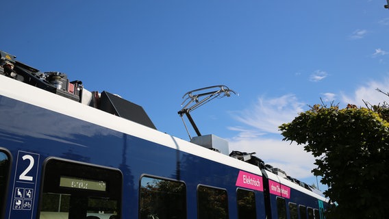 Ein Akkuzug steht im freien unter blauem Himmel. © NDR Foto: Ole Wrobel