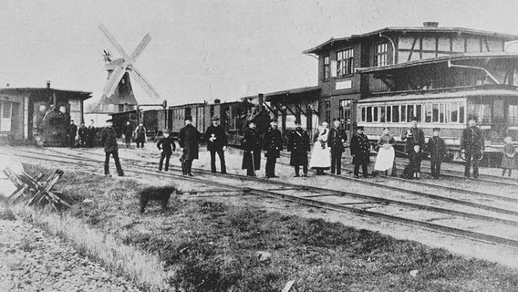 Das Bahnhofspersonal von Kaltenkirchen. 1891. © AKN Eisenbahn AG 