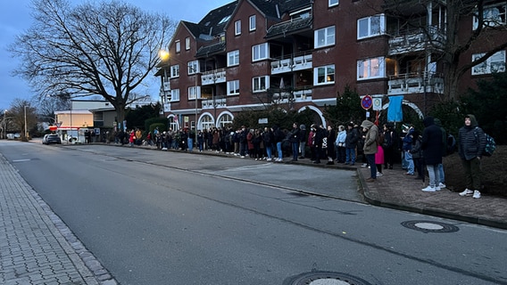 Wartende Menschen an einer Bushaltestelle in Ellerau. © NDR Foto: Tobias Senff