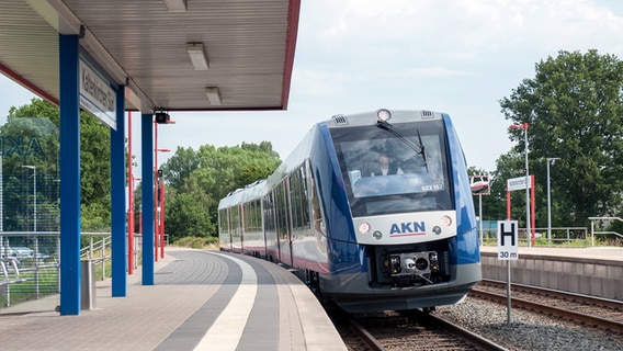 Ein Zug des Eisenbahnunternehmens AKN fährt in Kaltenkirchen-Süd ein. © AKN Eisenbahn GmbH 