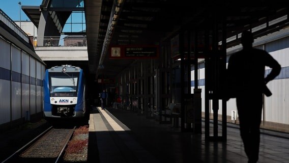 Ein Zug der Eisenbahngesellschaft AKN (Altona-Kaltenkirchen-Neumünster) steht im Bahnhof von Kaltenkirchen. © picture alliance/dpa | Christian Charisius Foto: Christian Charisius