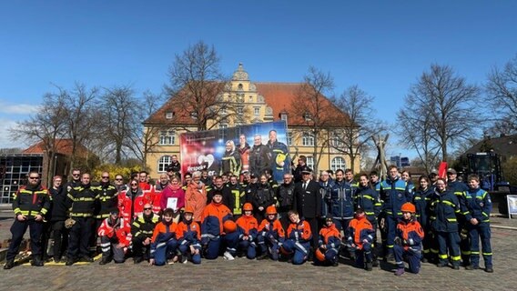Ein Gruppenfoto mit allen Rettern der Freiwilligen Feuerwehr, dem Deutschen Roten Kreuz, dem Technischen Hilfswerk (THW) und der Polizei. © NDR Foto: Jannik Wölffel