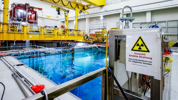 Ein Hinweisschild mit der Aufschrift ·Vorsicht! Erhöhte Strahlung· hängt im ehemaligen Reaktorblock des Kernkraftwerks Brunsbüttel. © dpa-Bildfunk Foto: Axel Heimken