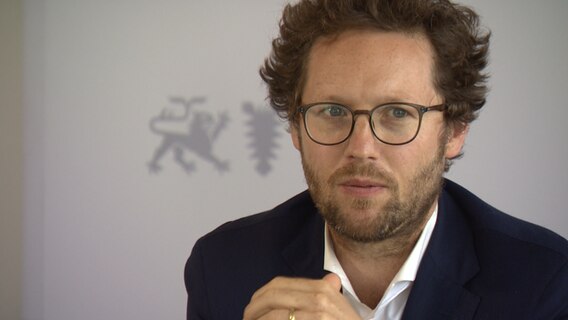 Energiewendeminister Jan Philipp Albrecht (Bündnis 90/Die Grünen) schat in die Kamera.  