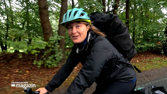 NDR Reporterin Laura Albus auf einem Fahrrad. © NDR 