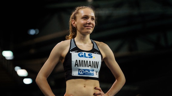 Eine junge Frau in sportlicher Kleidung blickt zur Seite mit einem leichten Lächeln. © IMAGO / Beautiful Sports 