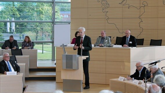 Mit 80 In Der Wg Scherf Spricht Im Altenparlament Ndr De