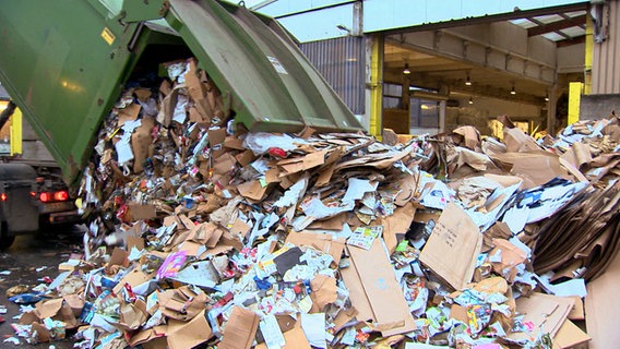 Ein Müllfahrzeug lädt Altpapier auf einem Recyclinghof ab. © NDR 