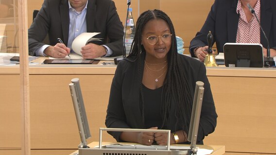 Aminata Touré hält eine Rede im Schleswig-Holsteiner Landtag. © NDR 