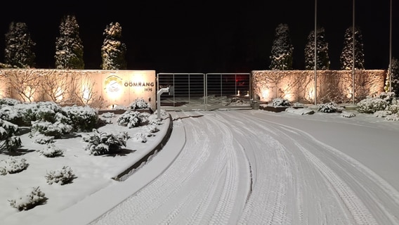 Ein schneebedeckter Weg führt zum Eingang des Öömrang Hüs. Ein schneebedeckter Weg führt zum Eingang des Öömrang Hüs. © Christine und Edmund Stoecklein