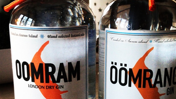 Zwei verschiedene Flaschenetiketten der Marke Öömrang. © Stephan Klindtberg 