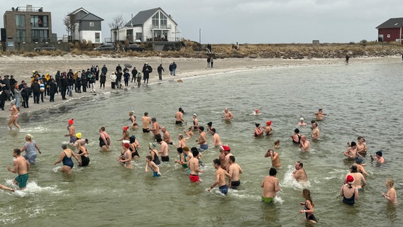Mehrere Menschen baden in Olpenitz zu Neujahr in der Ostsee. © NDR Foto: Tobias Gellert