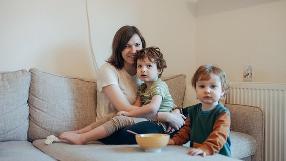 Inga Walter sitzt mit ihren Söhnen Johann und Otto auf dem Sofa. © NDR Foto: Lisa Pandelaki