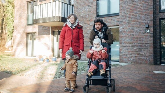 Familie Walter steht bereit zu einem Spaziergang vor ihrem Wohnhaus. © NDR Foto: Lisa Pandelaki