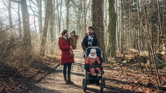 Familie Walter steht auf einem Waldweg. © NDR Foto: Lisa Pandelaki