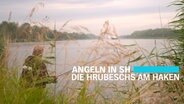 Horst Hrubesch angelt am Nord-Ostsee-Kanal, darüber steht der Schriftzug "Angeln in SH - die Hrubeschs am Haken". © NDR 