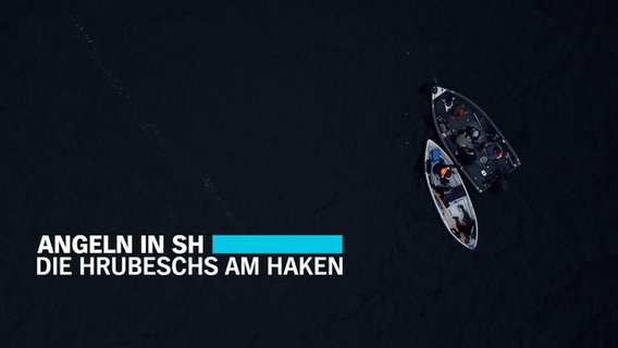 Eine Luftaufnahme zeigt zwei Boote im Wasser. Daneben der Titel: Angeln ins SH die Hrubeschs am Haken. © NDR Foto: Janis Röhlig