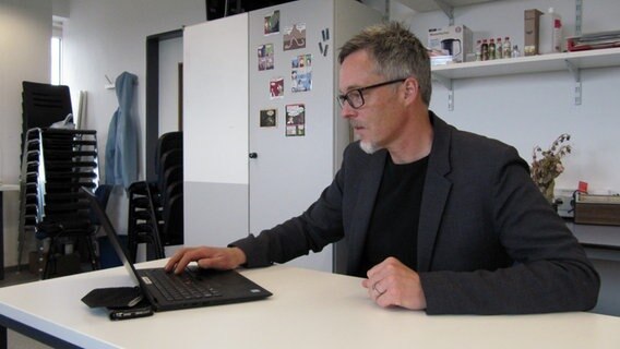 Ein Mann arbeitet an einem Laptop. Ein Mann arbeitet an einem Laptop. © Jens Zacharias/NDR Foto: Jens Zacharias