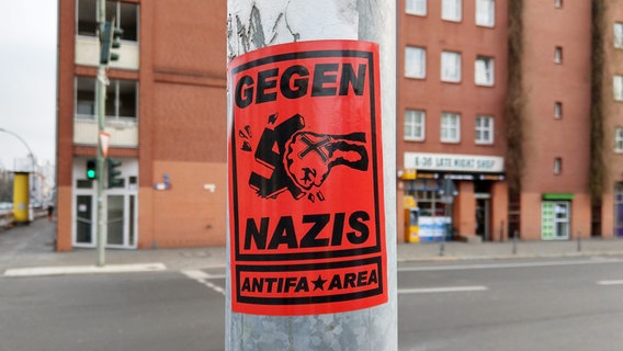 "Gegen Nazis" und "Antifa Area" steht auf einem Aufkleber. © picture alliance Foto: Wolfram Steinberg