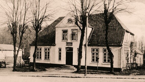 Eine historische schwarz-weiß Aufnahme zeigt die Alte Landapotheke von Peter Sommer. © NDR 