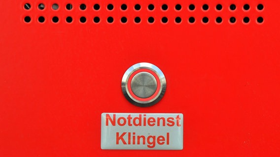 Eine Notdienst-Klingel vor einer Apotheke. © picture alliance Foto: Martin Schutt