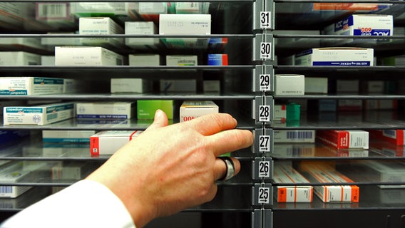Apothekerin ordnet Medikamente ins Regal. © picture alliance / dpa Foto: Caroline Seidel