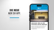 Eine Computergrafik zeigt ein Smartphone (r.) mit der neue NDR SH App und einen Schriftzug (l.) "Die neue NDR SH App." © NDR 