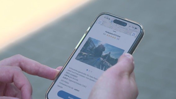 Zwei Hände präösentieren eine App auf einem Smartphone © NDR Foto: NDR Screenshot