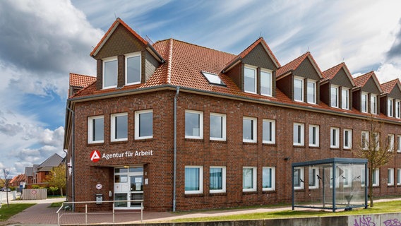 Das Gebäude der Agentur für Arbeit  Nordfriesland in Husum. © picture alliance / imageBROKER | Olaf Döring Foto: picture alliance / imageBROKER | Olaf Döring