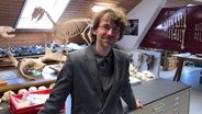 Dr. Ulrich Schmölcke, Chef der Archäozoologen, lächelt in die Kamera. © NDR Foto: Werner Junge